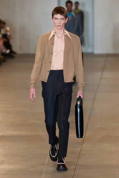Look 10